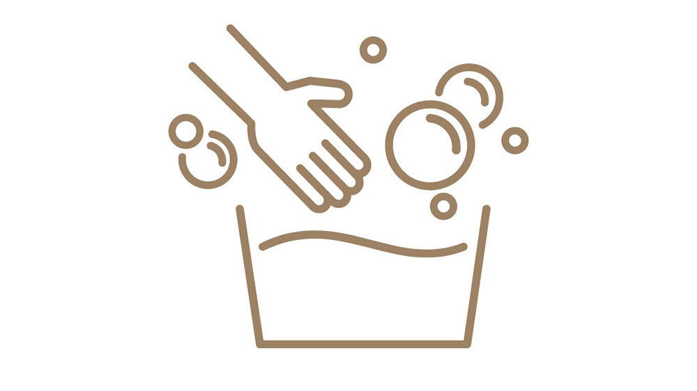 Handwäsche bei den Filzpantoffeln mit Ledersohle ist ausreichend. Dafür eine Wanne mit lauwarmen Wasser und einem milden Wollwaschmittel nutzen.