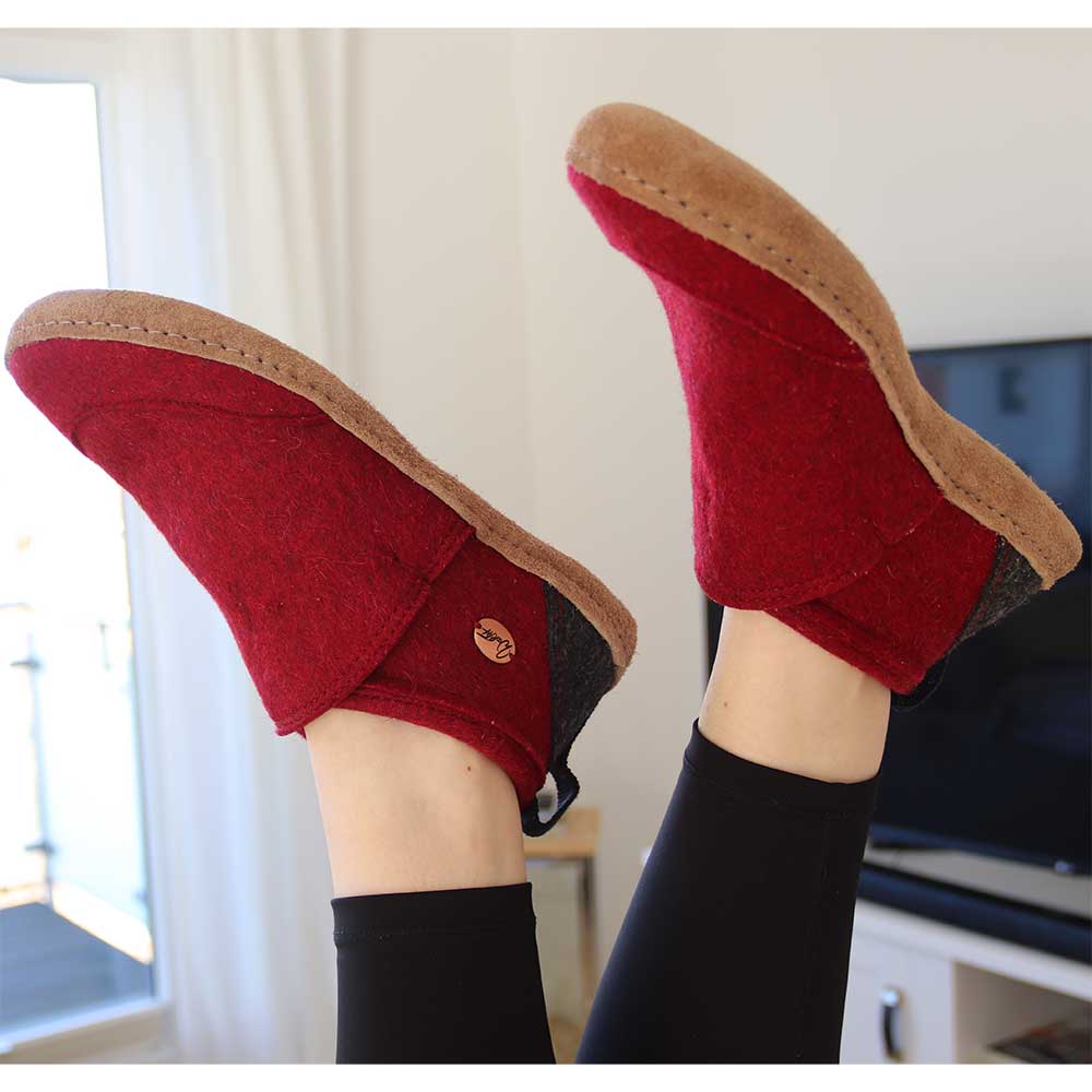 Taiga – hoher Filzhausschuh aus Wolle mit Ledersohle, dunkelrot