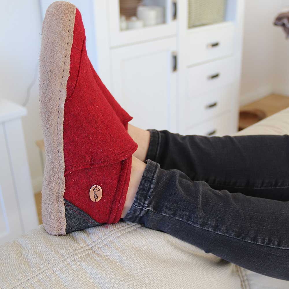 Taiga – hoher Filzhausschuh aus Wolle mit Ledersohle, dunkelrot