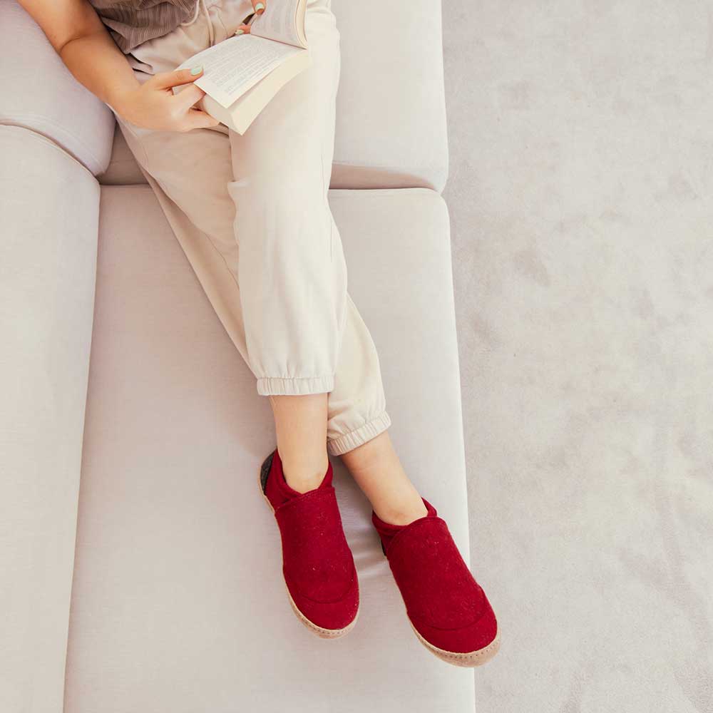 Taiga – hoher Filzhausschuh aus Wolle mit Ledersohle, dunkelrot