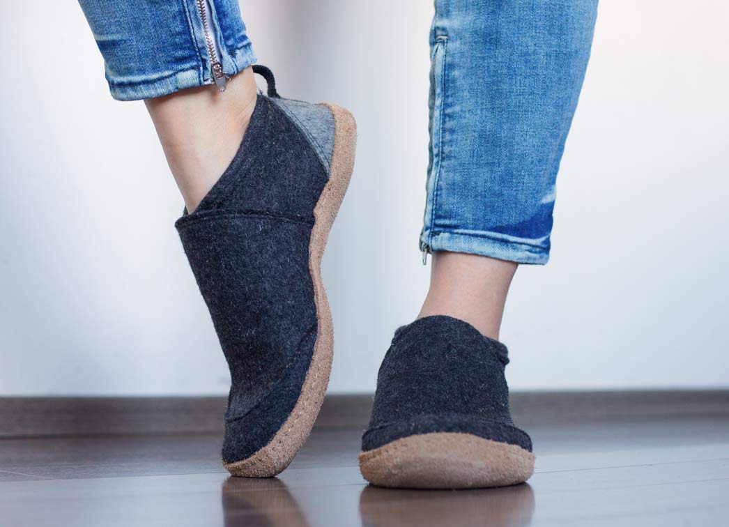 Taiga – hoher Filzhausschuh aus Wolle mit Ledersohle, dunkelgrau