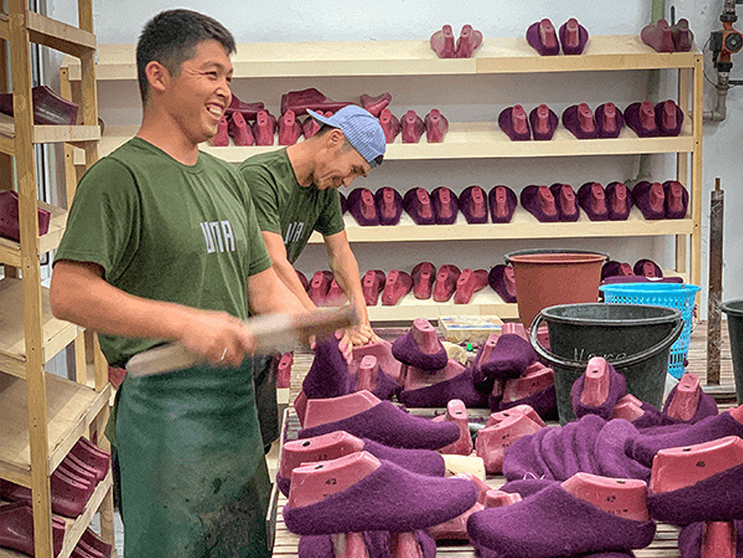 seite classic-handgefilzte-pantoffeln-mit-einlegesohle-lila #farbe_lila