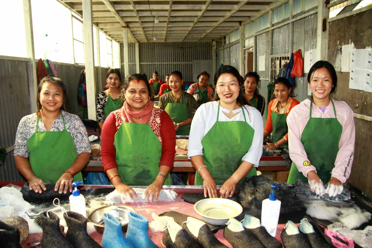 seite yeti-handgefilzte-hohe-filzboots-mit-naturgummisohle-dunkelrot #farbe_dunkelrot