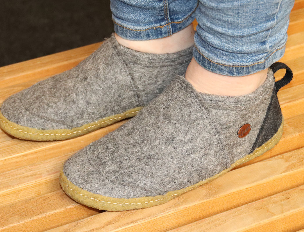 7 taiga-buero-hausschuhe-mit-gummisohle-hellgrau #farbe_hellgrau