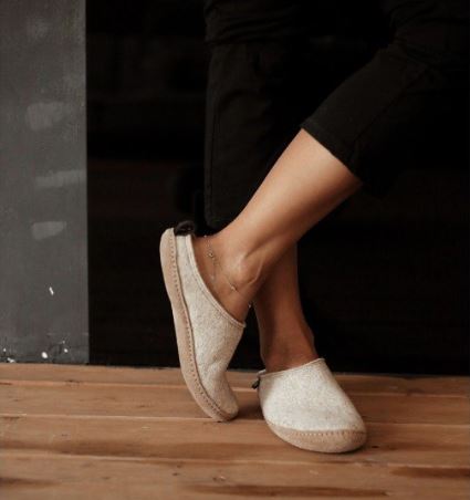 seite tundra-nachhaltige-filzpantoffeln-beige #farbe_beige