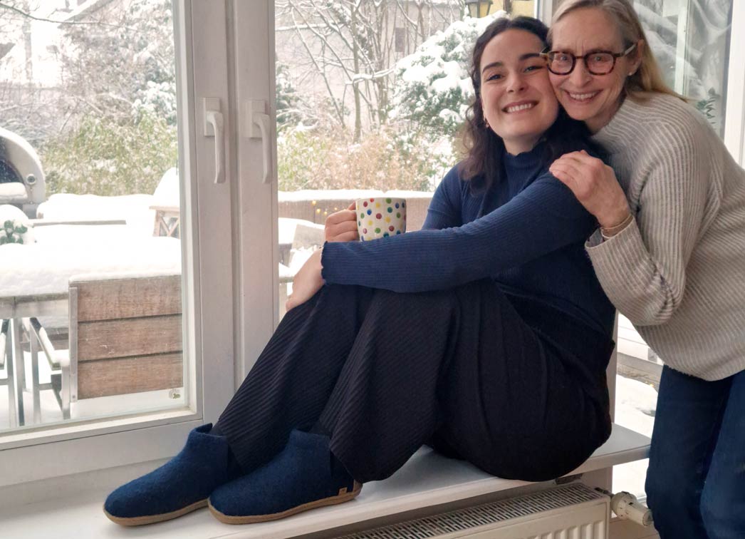 zwei cuties in Pantofflen