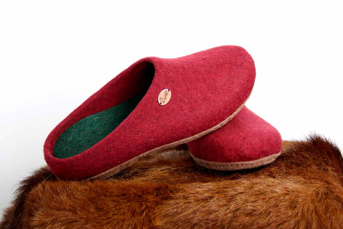 3 classic-schmal-handgefilzte-pantoffeln-mit-einlegesohle-dunkelrot #farbe_dunkelrot