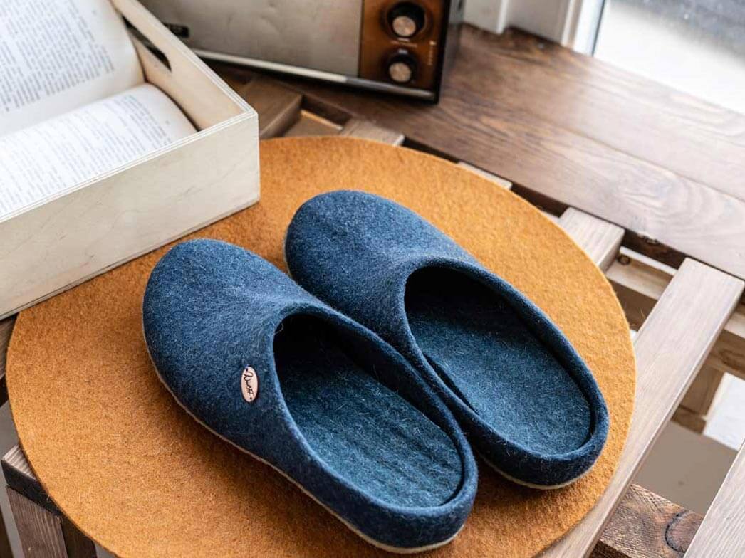8 classic-handgefilzte-pantoffeln-mit-einlegesohle-blau #farbe_blau