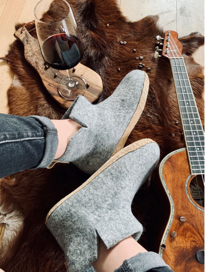 seite yeti-handgefilzte-hohe-filzboots-steingrau #farbe_steingrau
