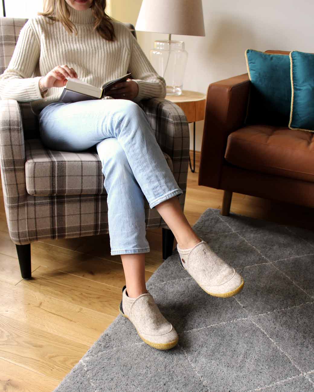 seite taiga-buero-hausschuhe-mit-gummisohle-beige #farbe_beige